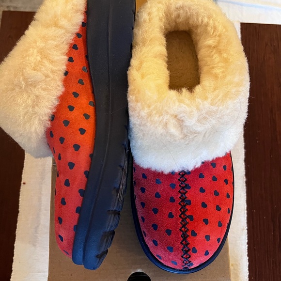 Ugg I heart dream slippers red with hearts brand new never worn - Picture 3 of 5